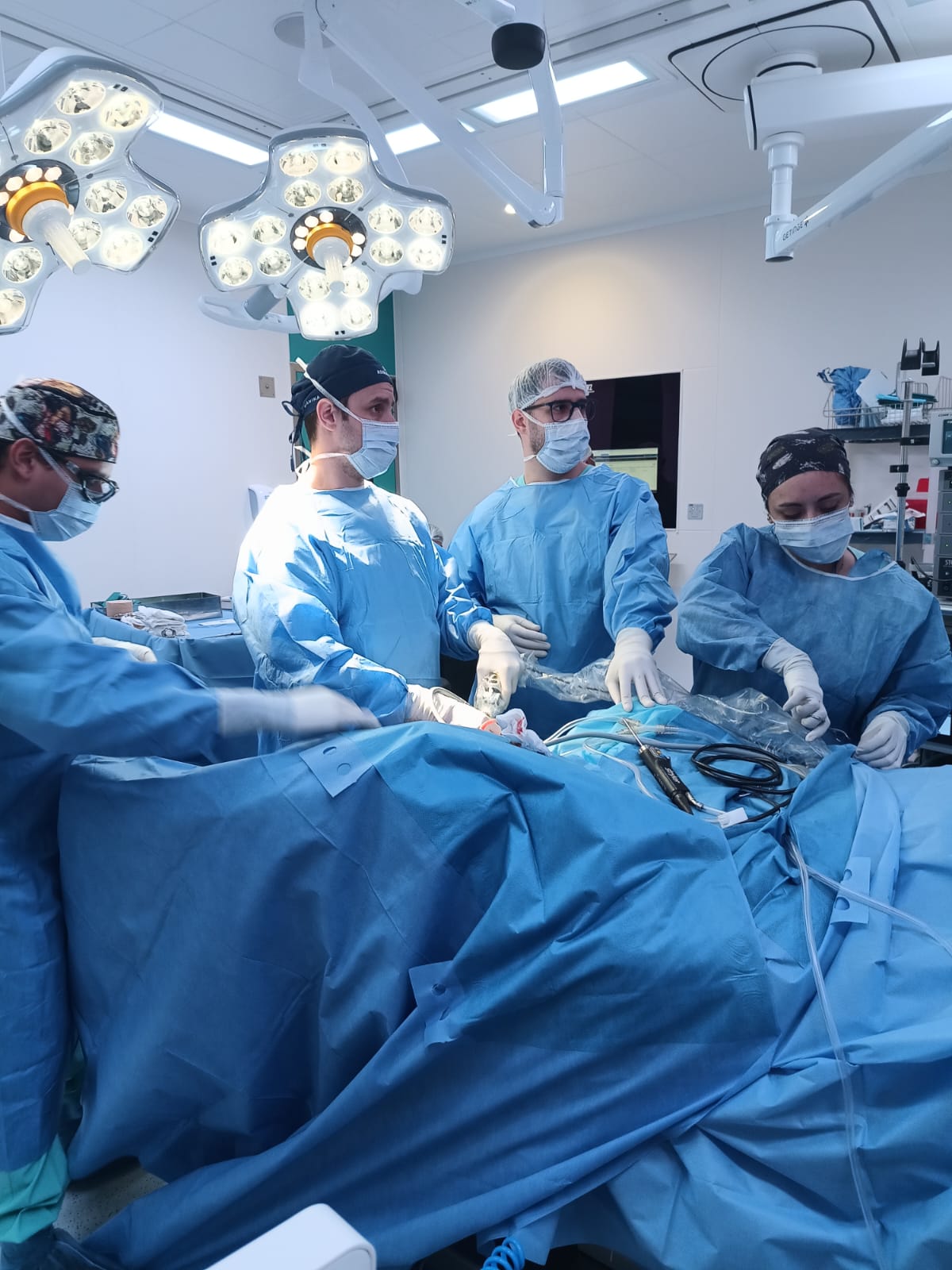 Cirugía artroscópica de rodilla con NanoFx e implantación de membrana Hyalofast en el Hospital Alemán de Buenos Aires.